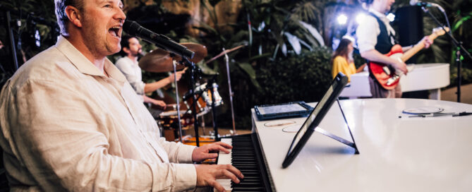London singing pianist